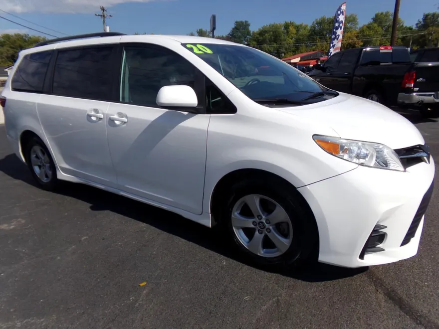 2020 Toyota Sienna LE photo 1