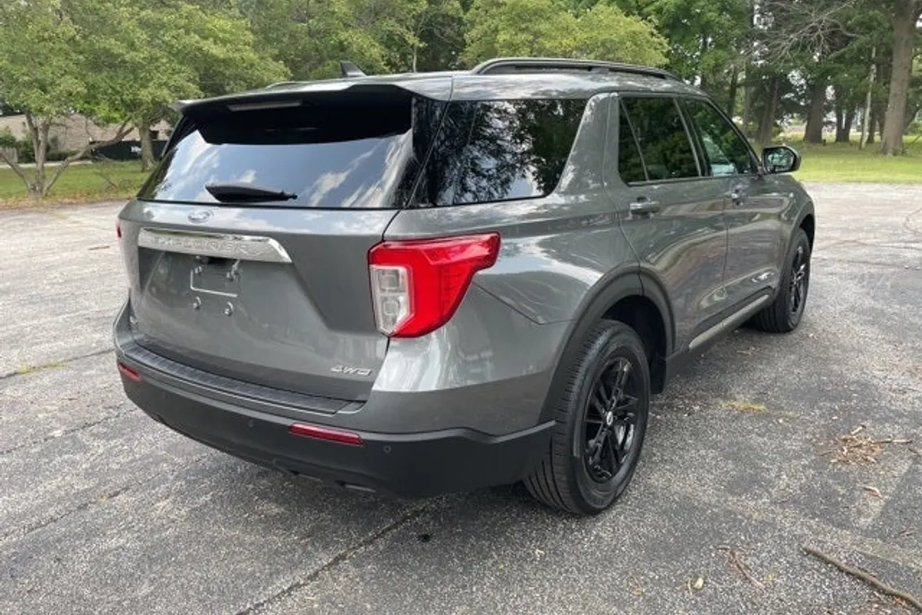 2023 Ford Explorer XLT photo 1