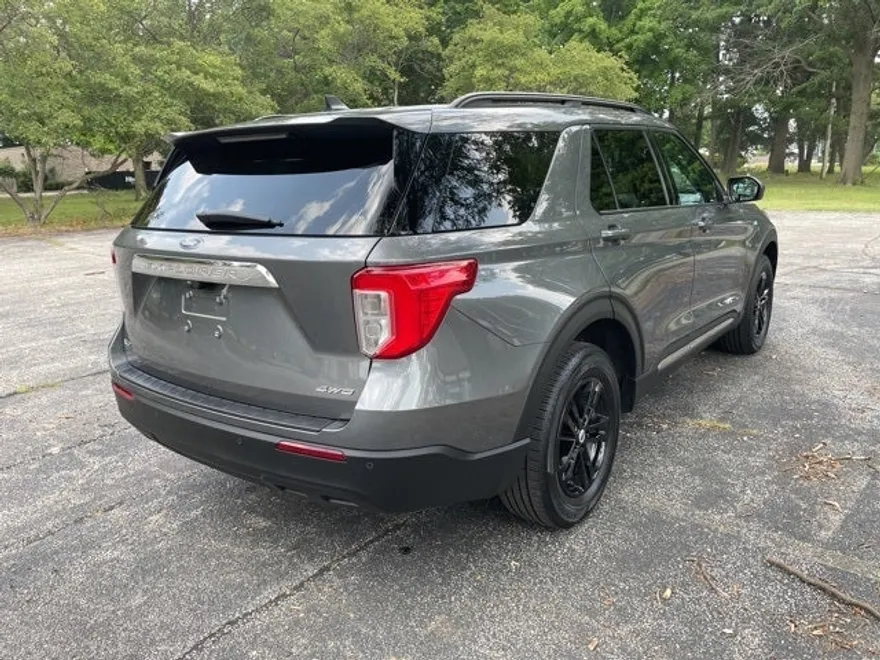 2023 Ford Explorer XLT photo 1