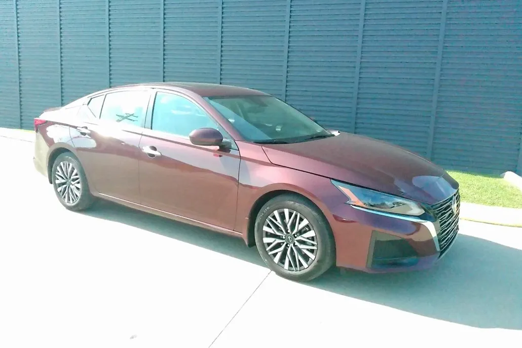 2024 Nissan Altima 2.5 SV photo 1