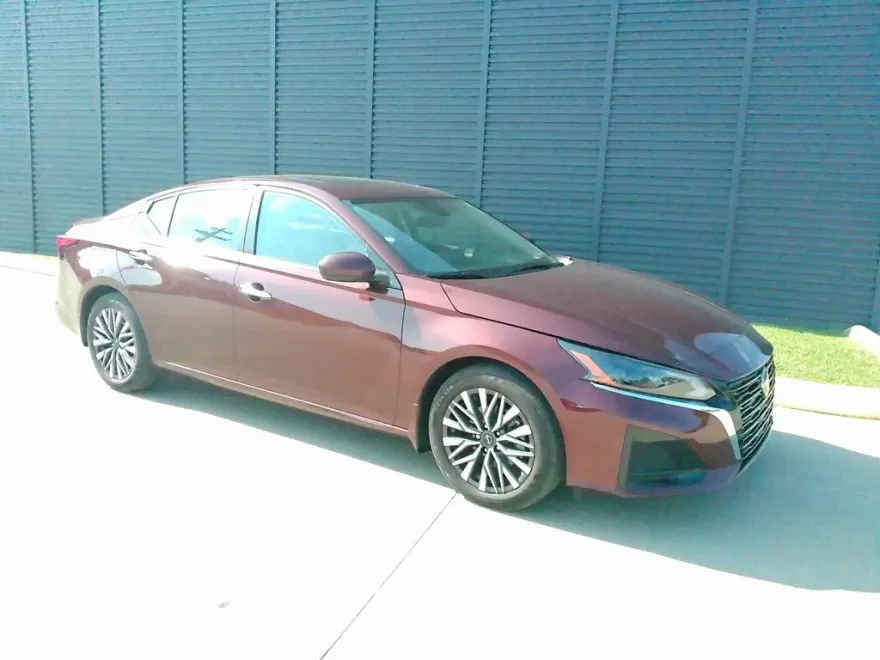 2024 Nissan Altima 2.5 SV photo 1