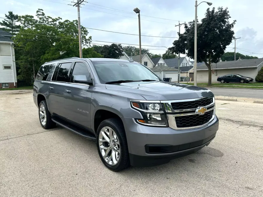 2018 Chevrolet Suburban LT photo 1