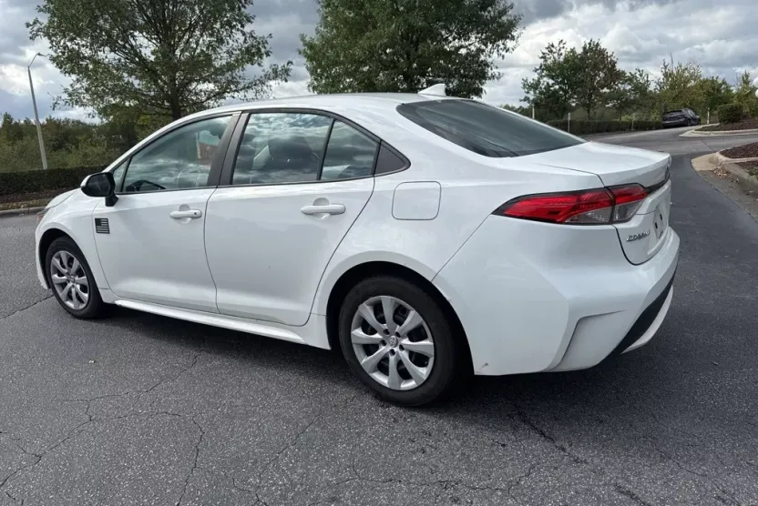 2022 Toyota Corolla LE photo 1