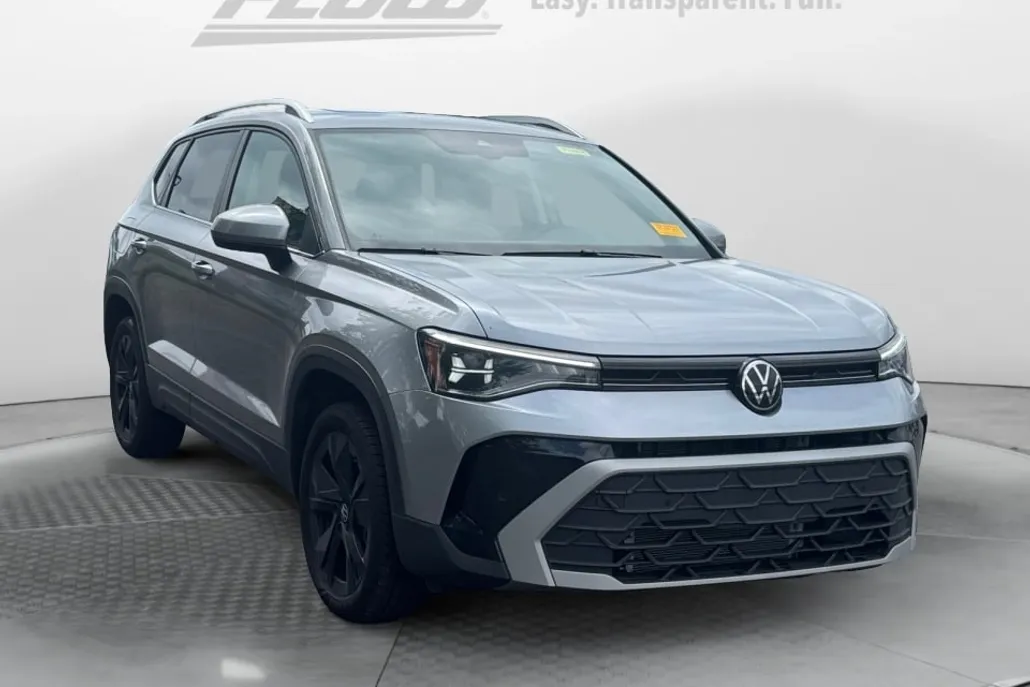 2025 Volkswagen Taos SE photo 1