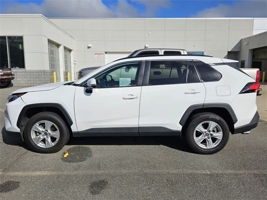 2021 Toyota RAV4 XLE photo 1
