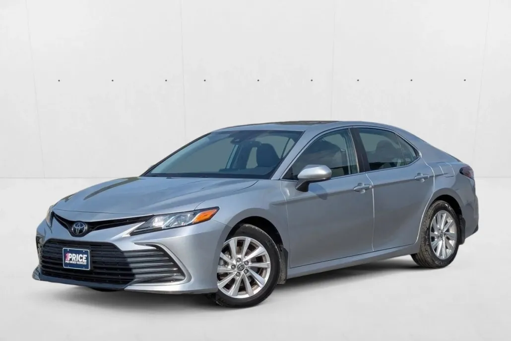 2023 Toyota Camry LE photo 1