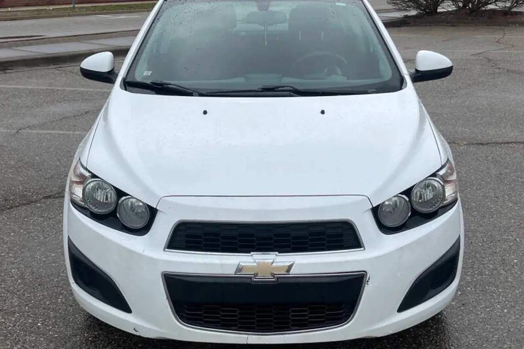 2016 Chevrolet Sonic LT photo 1