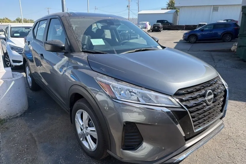 2025 Nissan Kicks Play S photo 1