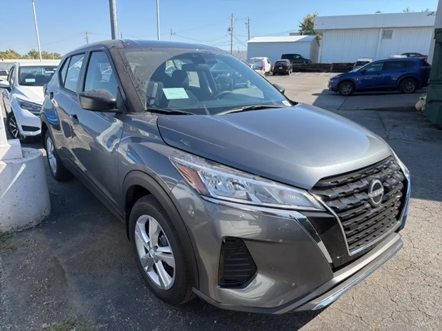 2025 Nissan Kicks Play S photo 1