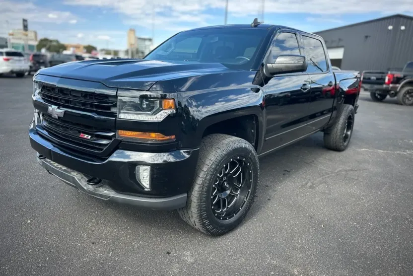 2018 Chevrolet Silverado 1500 LT photo 1