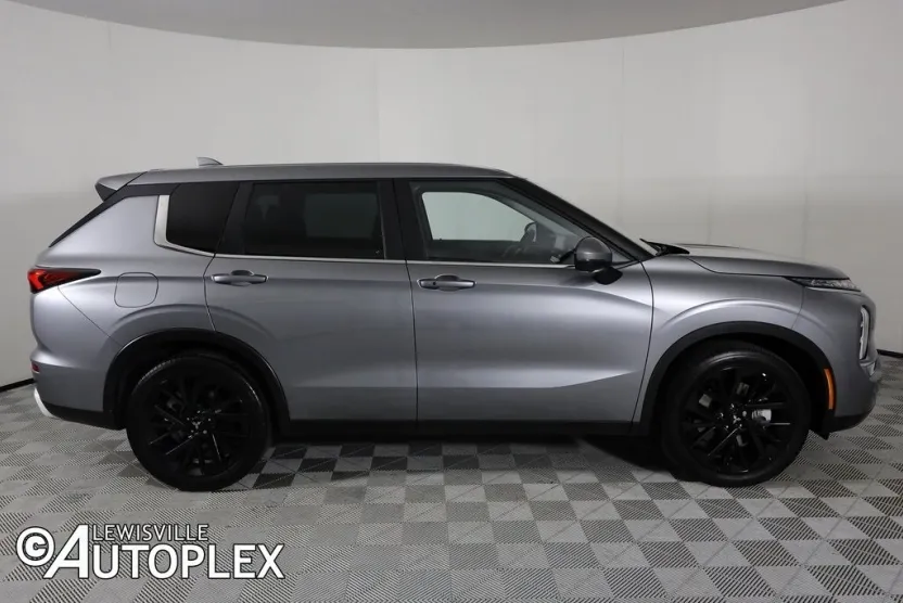 2022 Mitsubishi Outlander SE photo 1