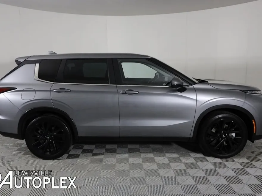 2022 Mitsubishi Outlander SE photo 1