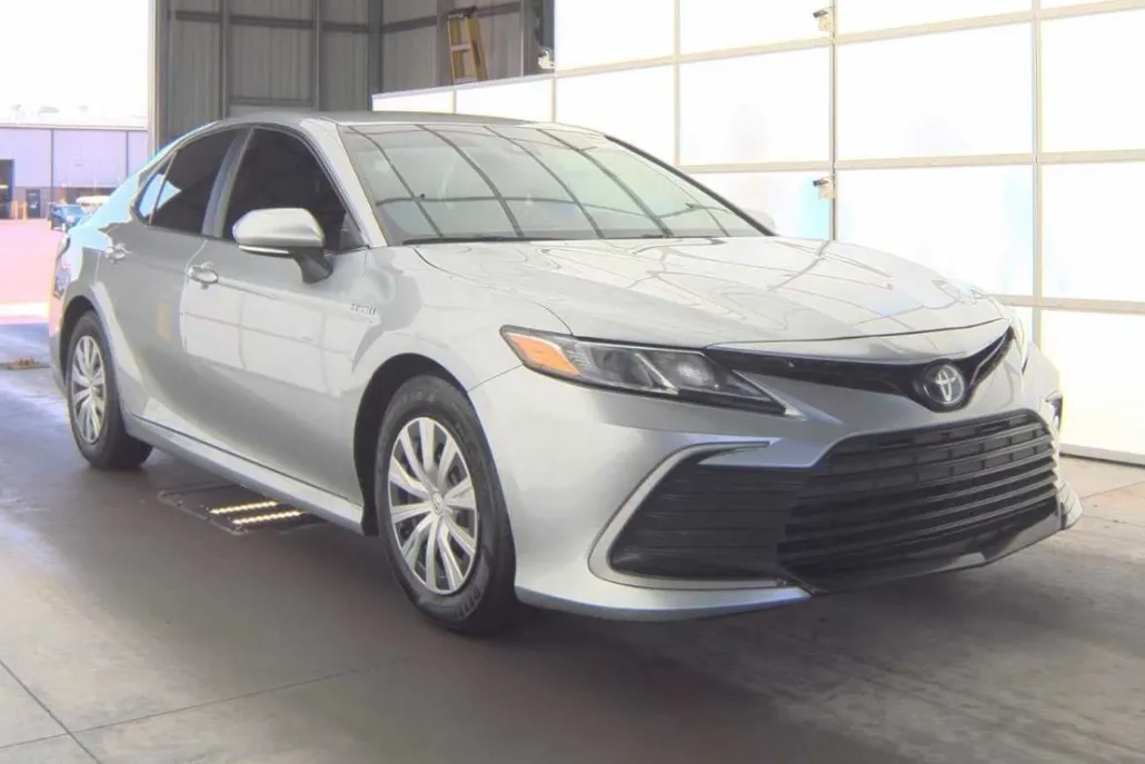 2021 Toyota Camry Hybrid LE photo 1