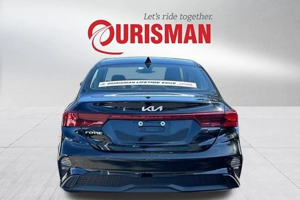 2023 Kia Forte LXS photo 1