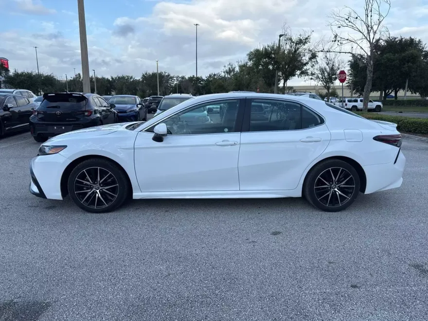 2024 Toyota Camry SE photo 1