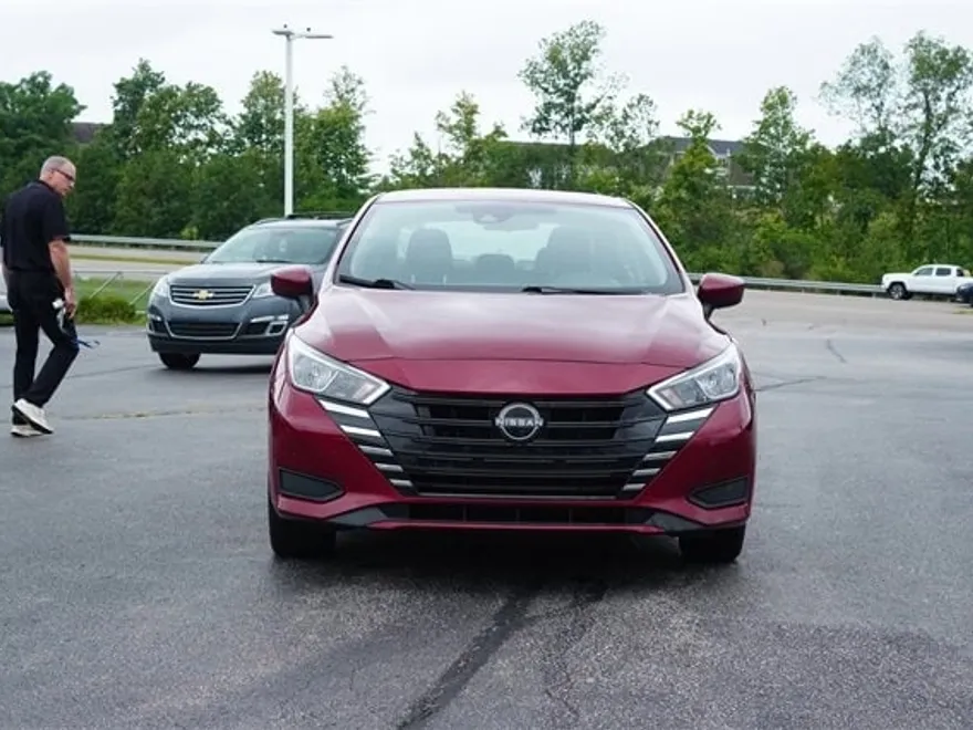 2023 Nissan Versa 1.6 SV photo 1