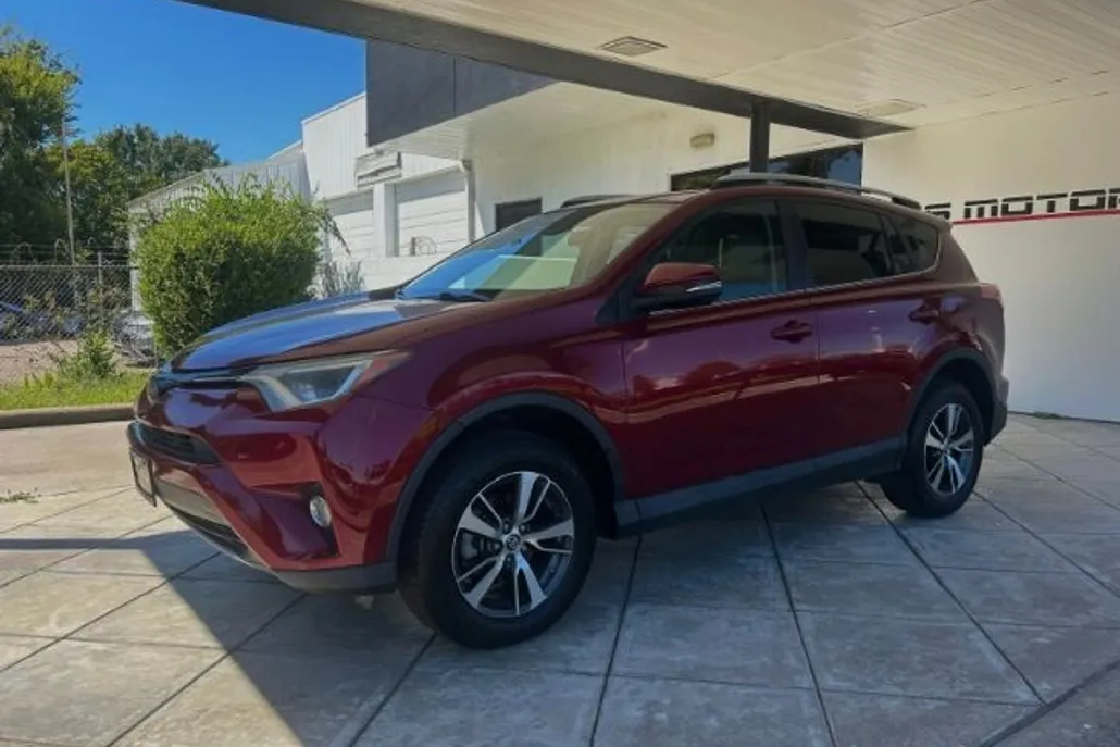 2018 Toyota RAV4 Adventure XLE photo 1