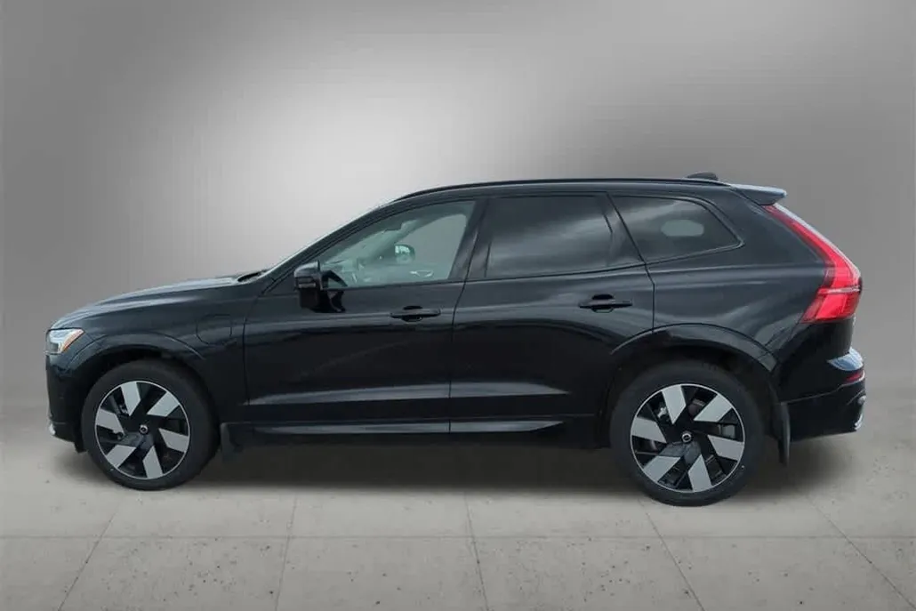 2025 Volvo XC60 Hybrid T8 Plus photo 1