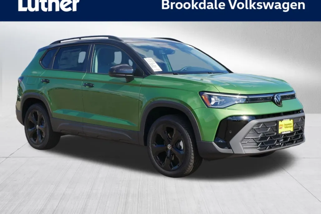 2025 Volkswagen Taos SE photo 1