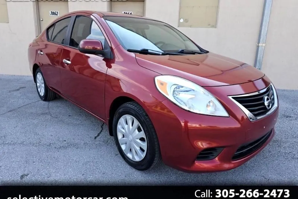 2013 Nissan Versa 1.6 SV photo 1
