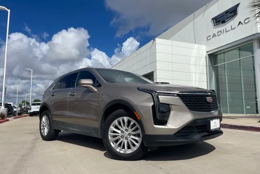 2024 Cadillac XT4 Luxury photo 1