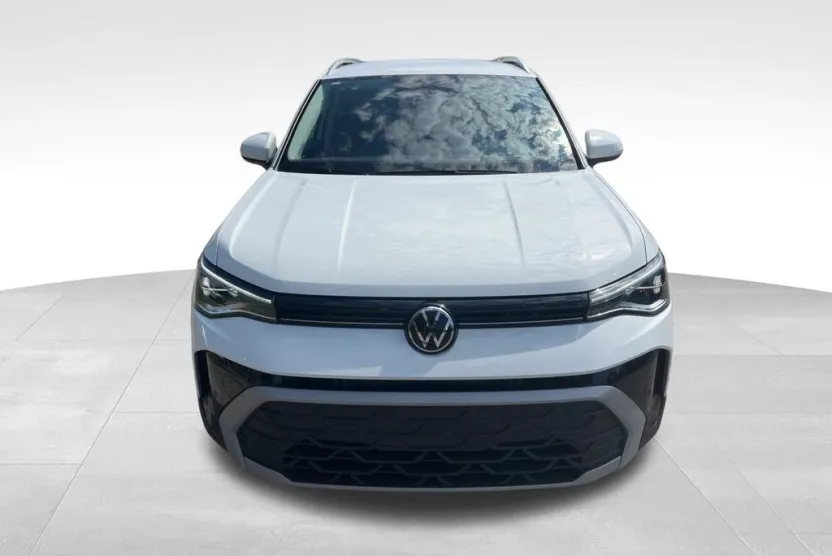 2025 Volkswagen Taos SE photo 1