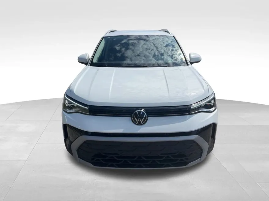 2025 Volkswagen Taos SE photo 1