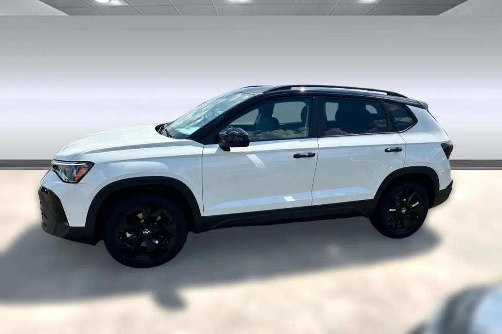 2025 Volkswagen Taos SE photo 1