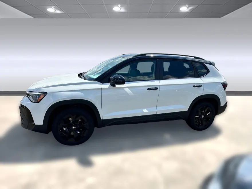 2025 Volkswagen Taos SE photo 1