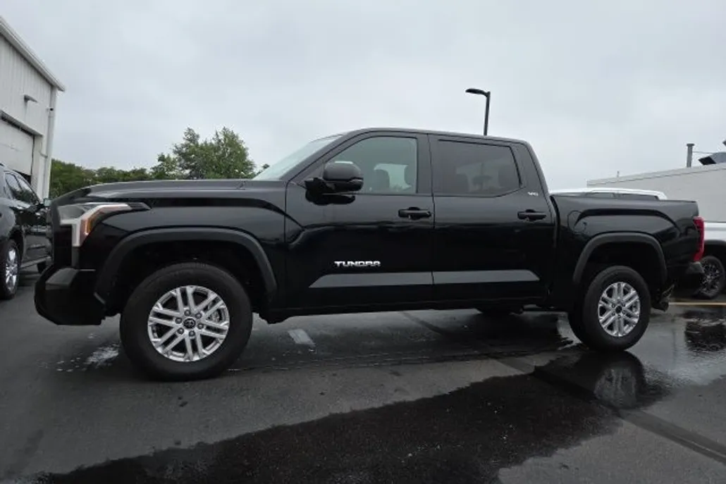 2024 Toyota Tundra SR5 photo 1