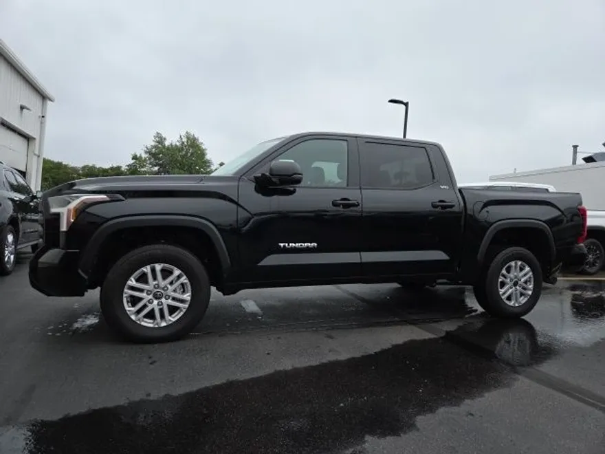 2024 Toyota Tundra SR5 photo 1
