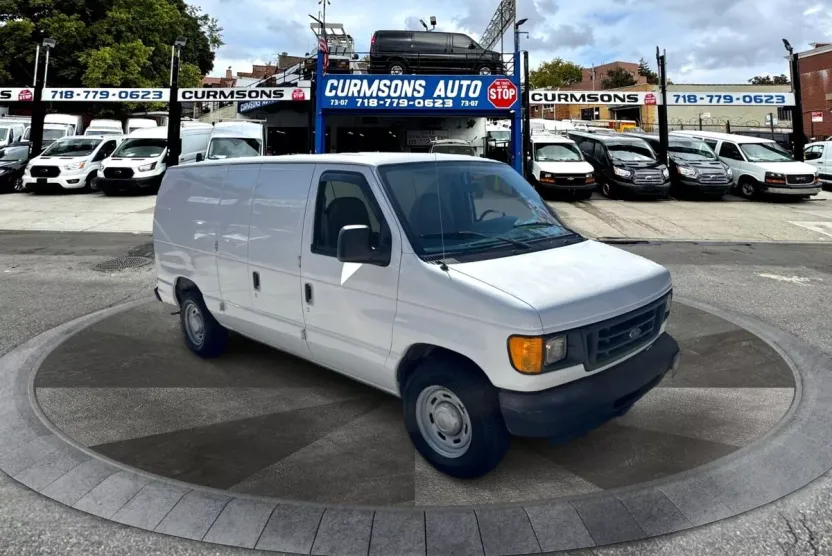 2005 Ford E-150 photo 1