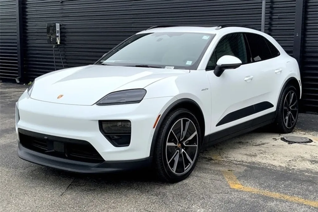 2025 Porsche Macan 4 Electric photo 1