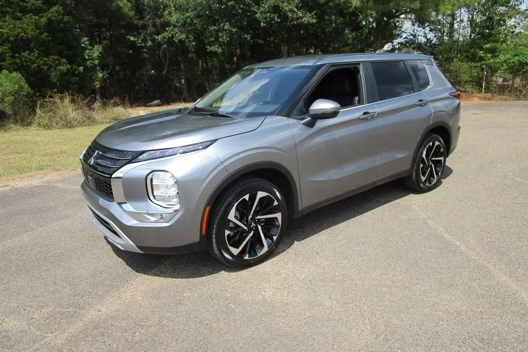 2024 Mitsubishi Outlander SE photo 1