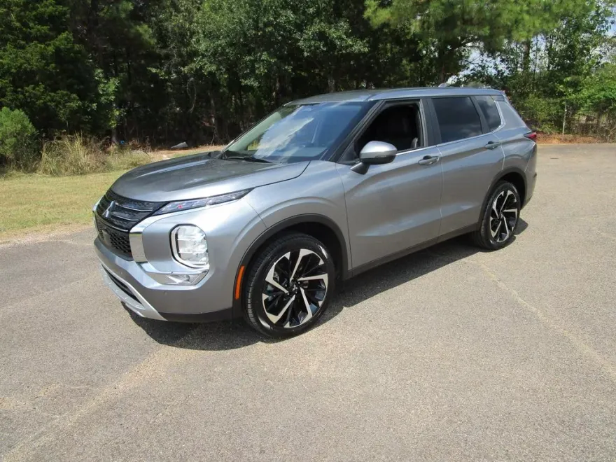 2024 Mitsubishi Outlander SE photo 1