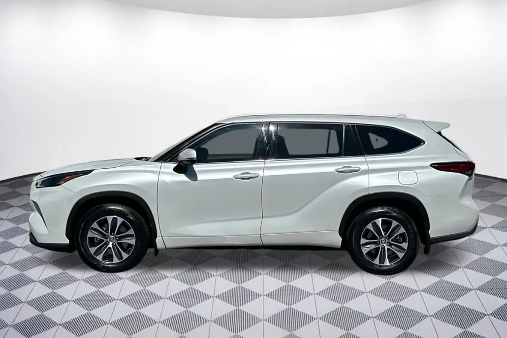 2022 Toyota Highlander XLE photo 1