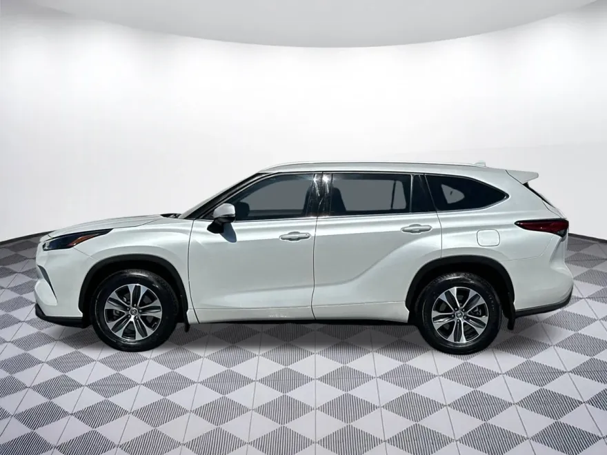 2022 Toyota Highlander XLE photo 1