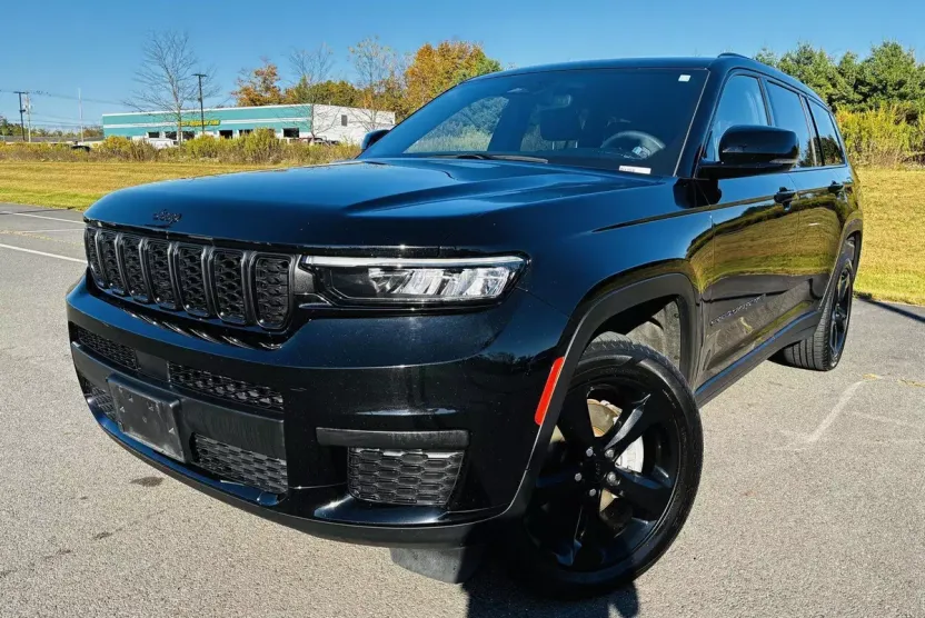 2023 Jeep Grand Cherokee Laredo Altitude photo 1
