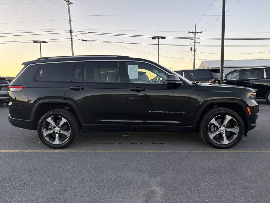 2023 Jeep Grand Cherokee Limited photo 1