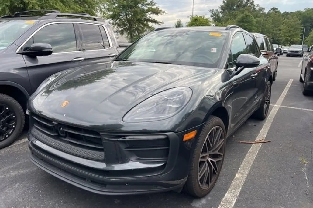2023 Porsche Macan T photo 1