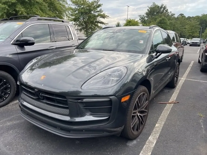 2023 Porsche Macan T photo 1
