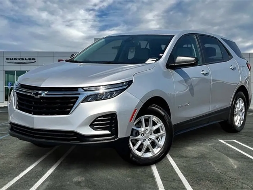 2022 Chevrolet Equinox LS photo 1