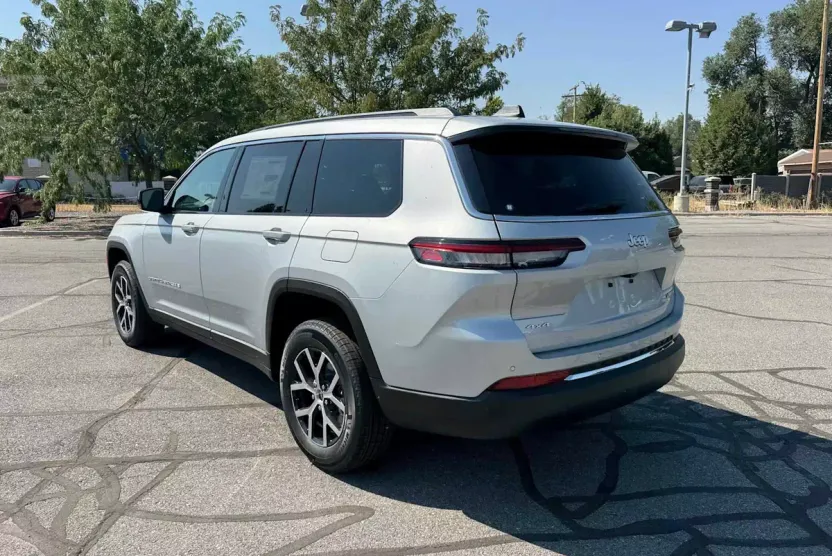 2025 Jeep Grand Cherokee Limited photo 1