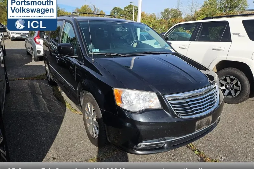 2014 Chrysler Town & Country Touring photo 1