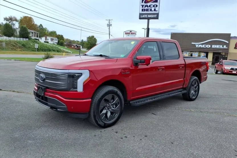 2023 Ford F-150 Lightning Lariat photo 1
