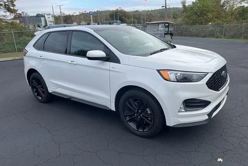 2022 Ford Edge ST photo 1