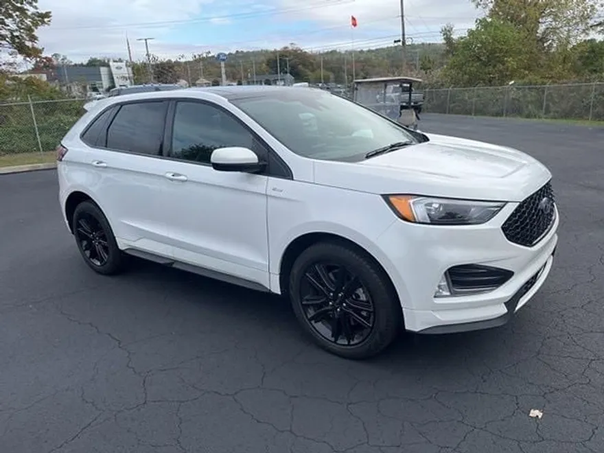 2022 Ford Edge ST photo 1