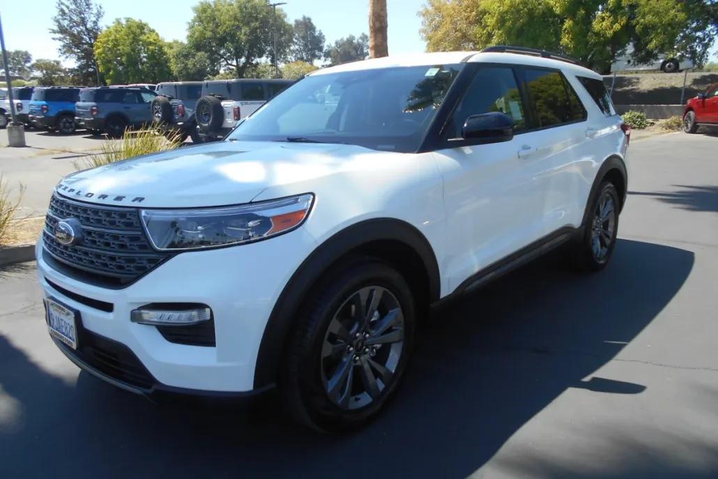 2023 Ford Explorer XLT photo 1