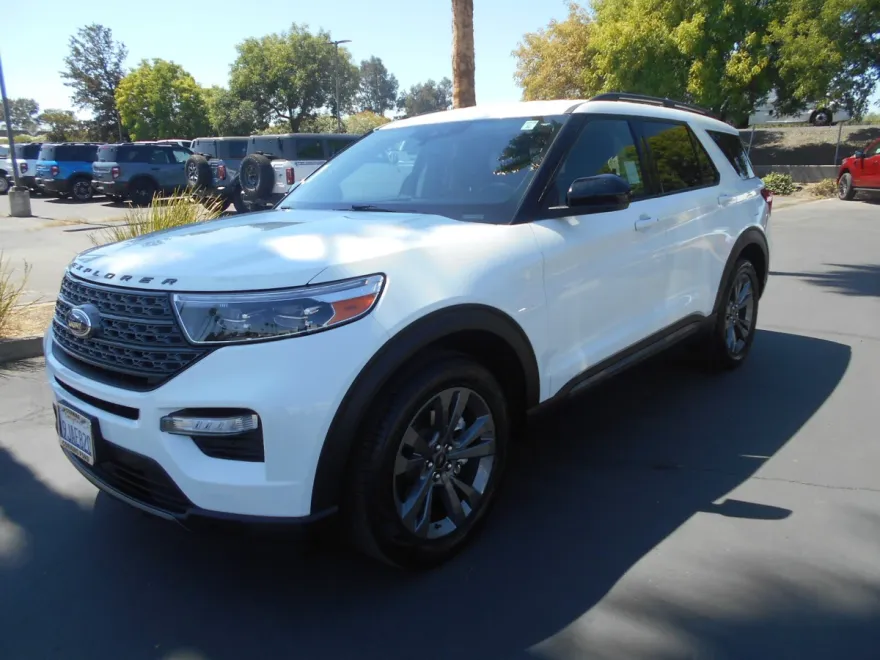 2023 Ford Explorer XLT photo 1