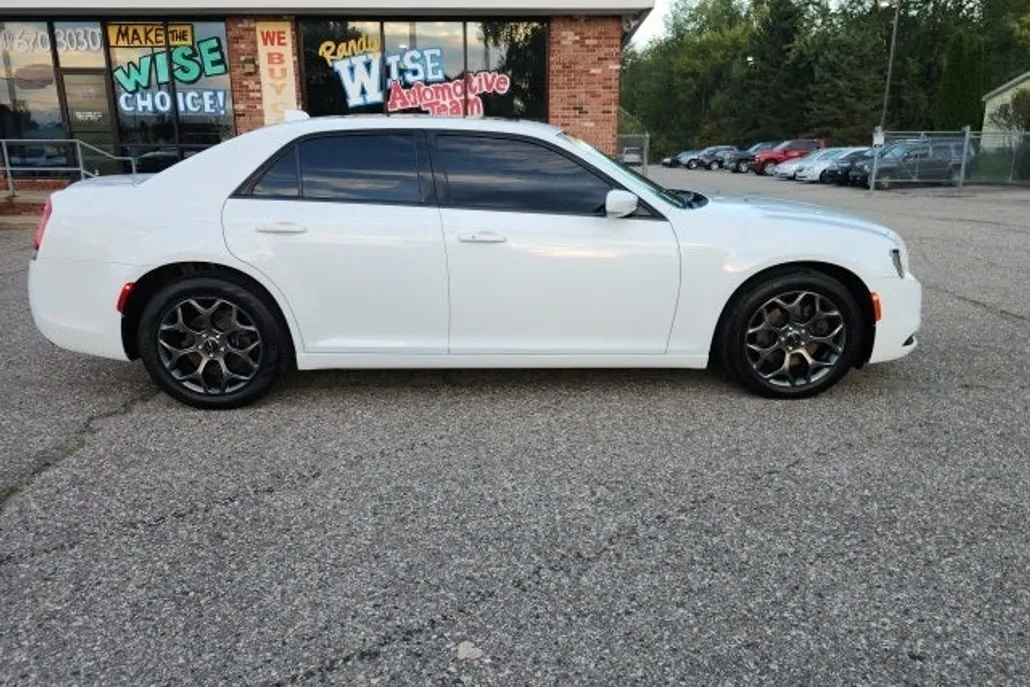 2018 Chrysler 300 S photo 1